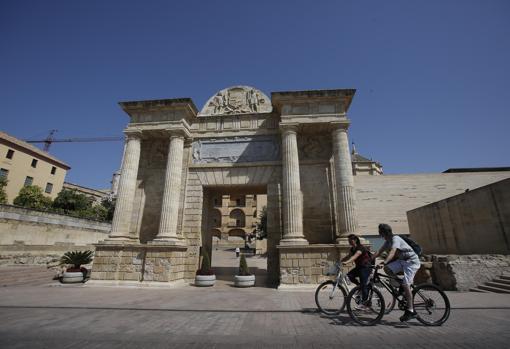 Ciclistas junto a la Puerta del Puente Romano tras el estado de alarma