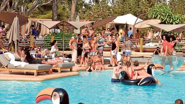 Los clubes de playa con restaurante se salvan del cierre en Andalucía