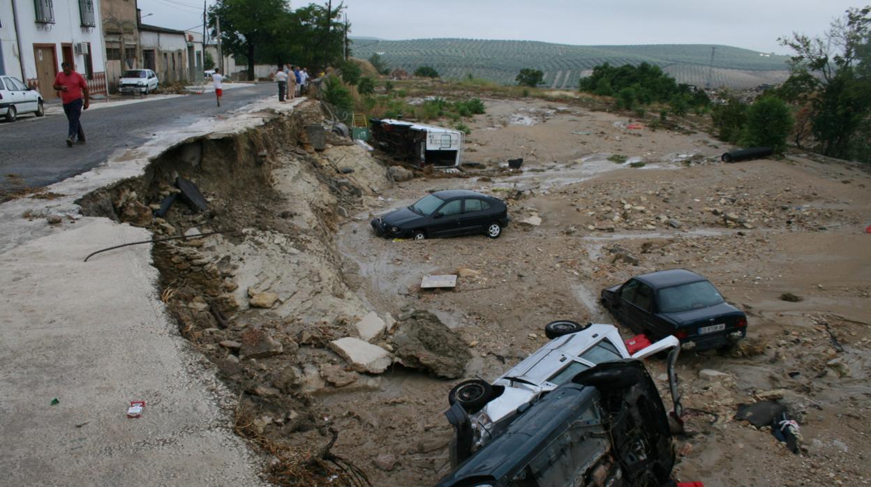 Coches arrastrados en la carretera de la estación, una de las zonas más afectadas