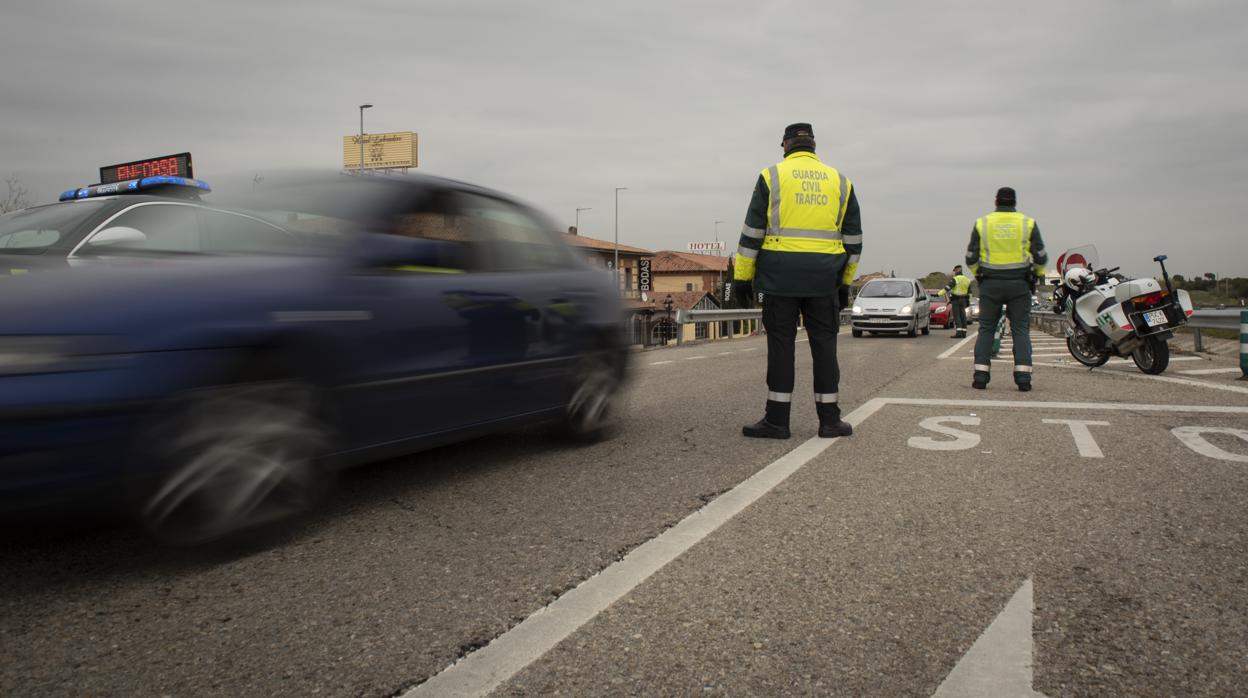 Agentes de la Guardia Civil realizan un control de tráfico