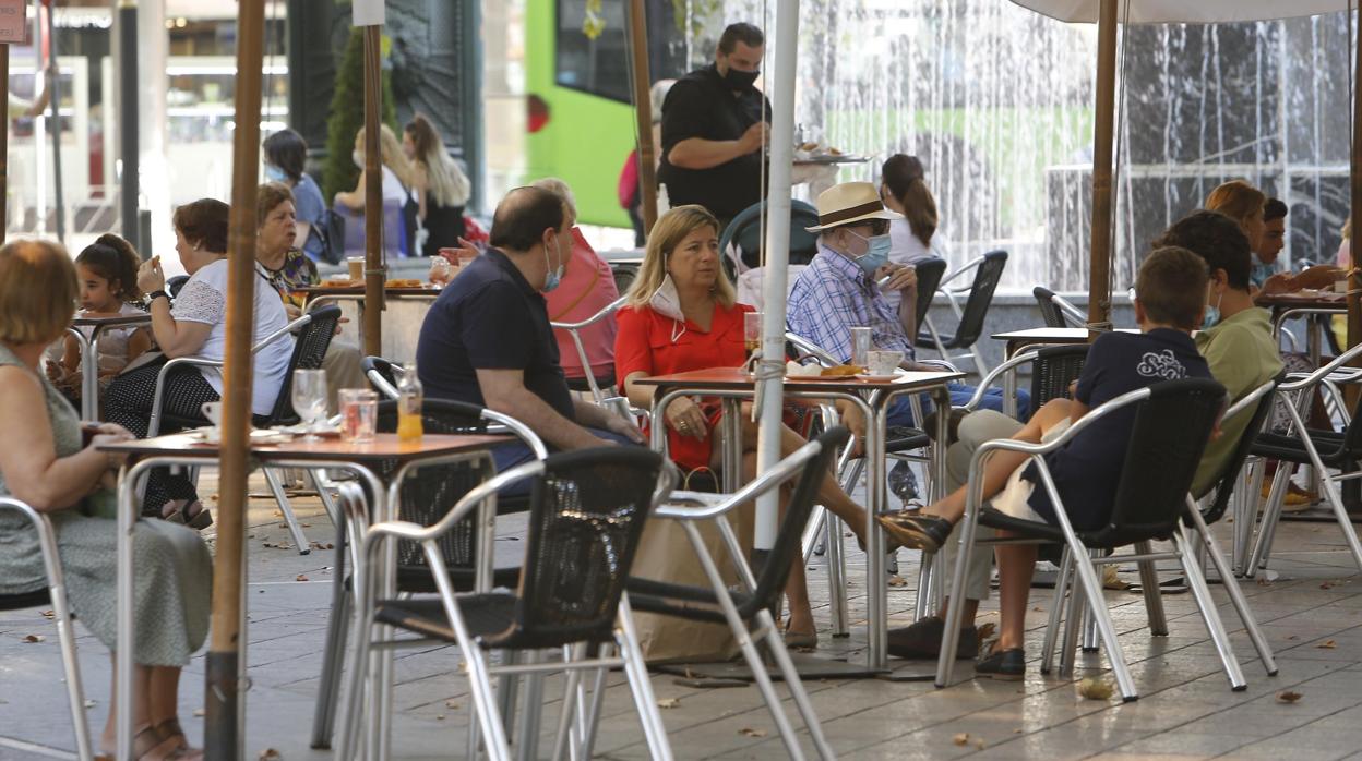 La terraza de un bar de Córdoba repleto de clientes