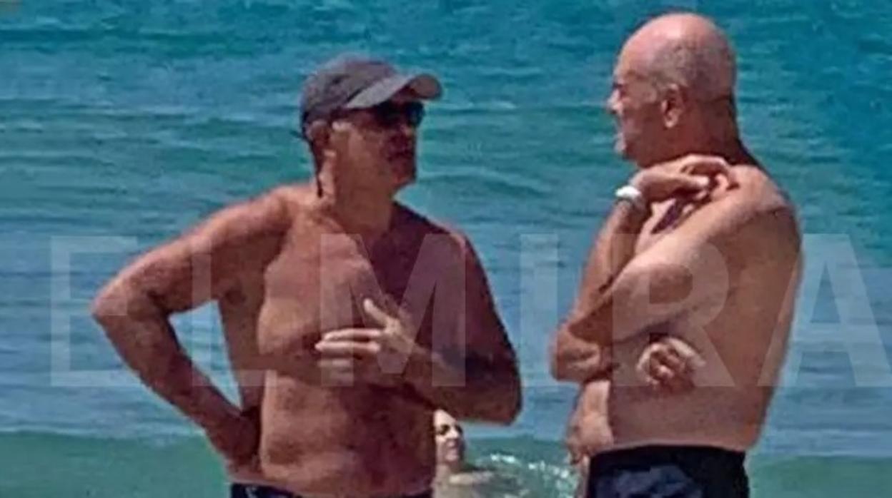 A la izquierda, el ministro de Justicia, Juan Carlos Campo, junto a Manuel Chaves, expresidente de la Junta, en la playa de Zahara de los Atunes (Cádiz)