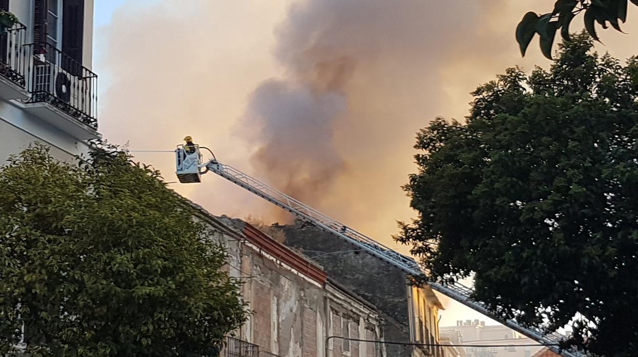 El fuego afecta a tres edificios en el centro de Málaga