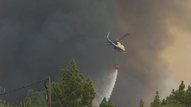 Movilizados unos cien efectivos del Infoca y nueve aeronaves por un incendio en la provincia de Granada