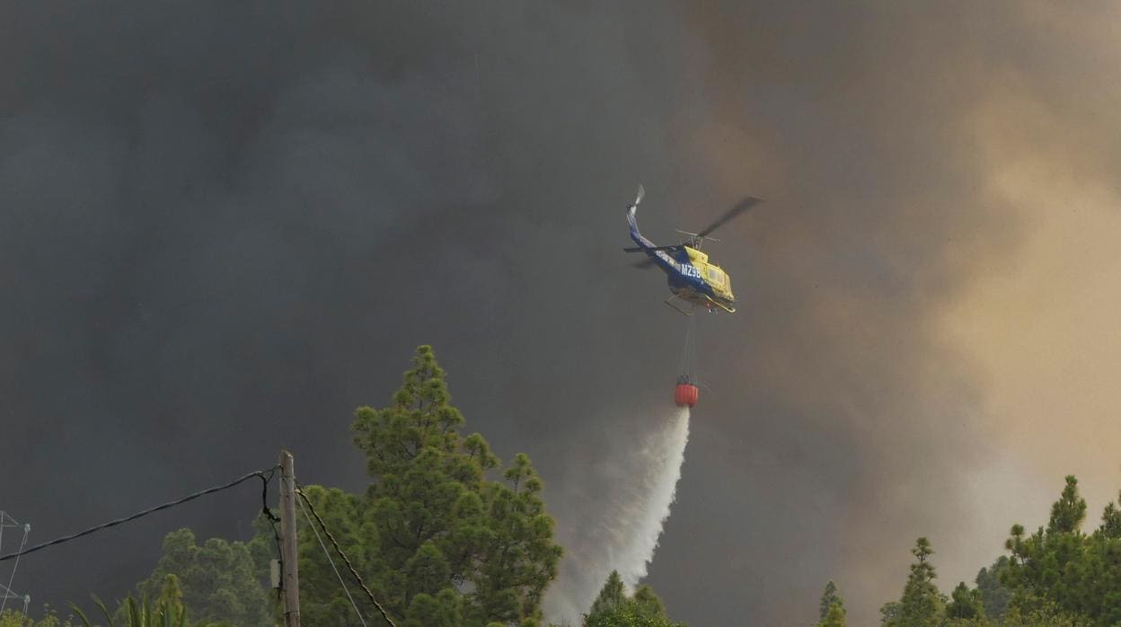 Una avioneta colabora en los trabajos extinción de un incendio, en una imagen de archivo