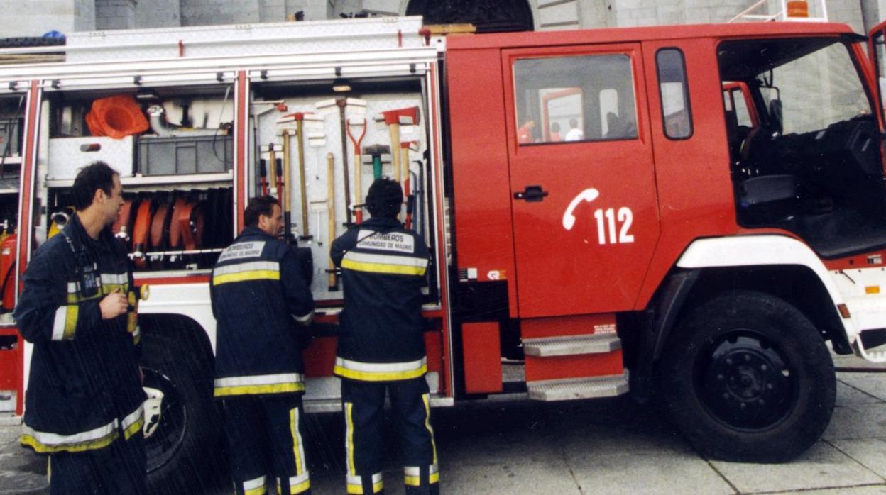 Un coche de bomberos con varios efectivos