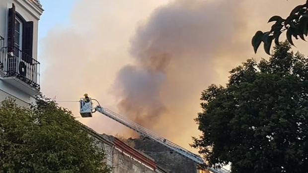 Dos bomberos heridos al sofocar un fuego un edificio abandonado de Málaga capital