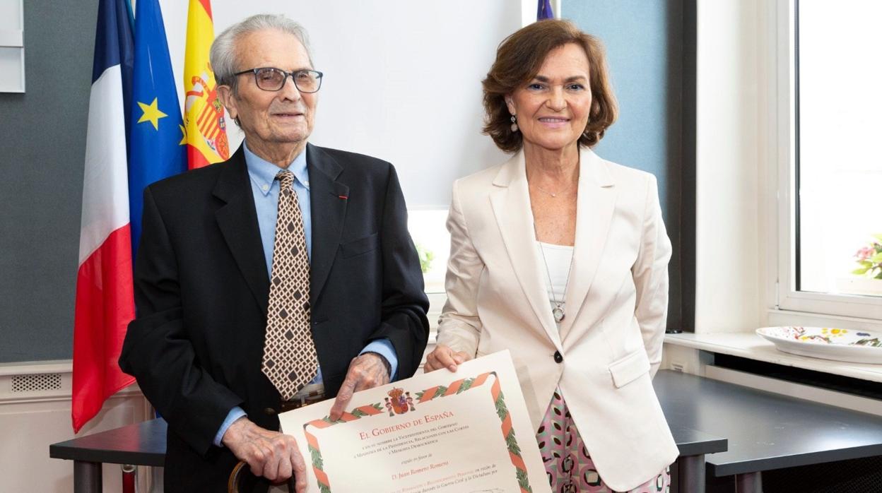El superviviente cordobés, Juan Romero, junto a la presidenta Carmen Calvo