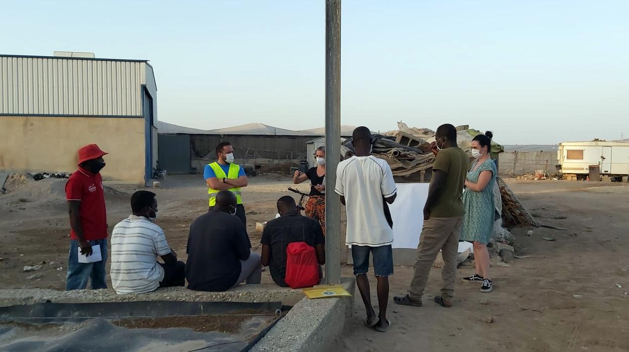 Técnicos de Almería Acoge informan a colectivos de inmigrantes en Níjar sobre el covid-19.