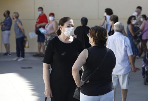 La viuda de Barragán saluda a una paciente de su marido en la puerta del centro de salud en el que trabajaba