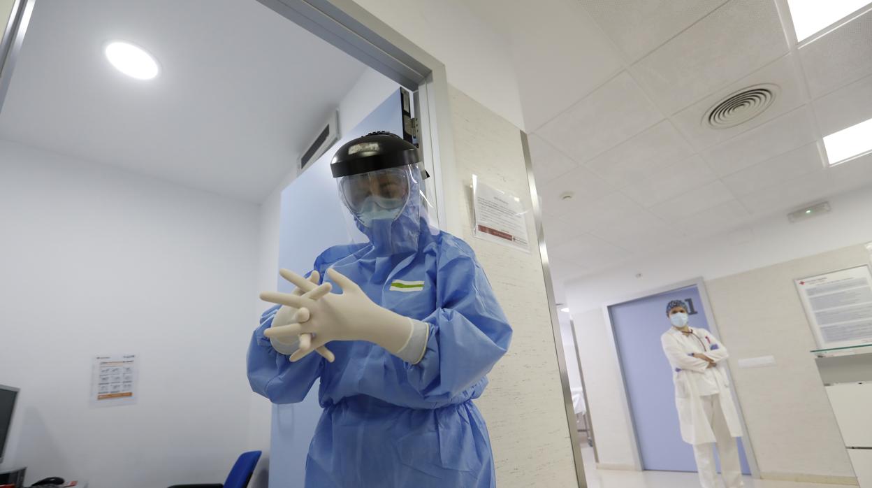 Dos profesionales sanitarios durante sus labores en el hospital de la Cruz Roja en Córdoba