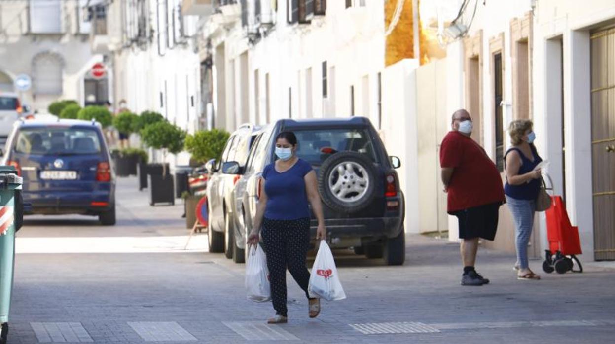 Habitantes de Mntalbán cargando con las compras durante la semana pasada