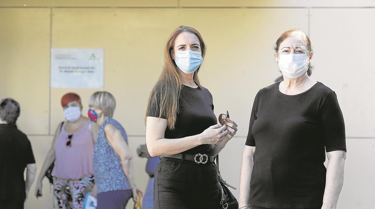 Emilia Barragán y Emilia García, delante de la placa que recuerda a su padre y esposo