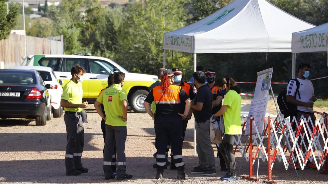 Un grupo de personas se reúne junto al puesto de mando, ubicado en Fátima