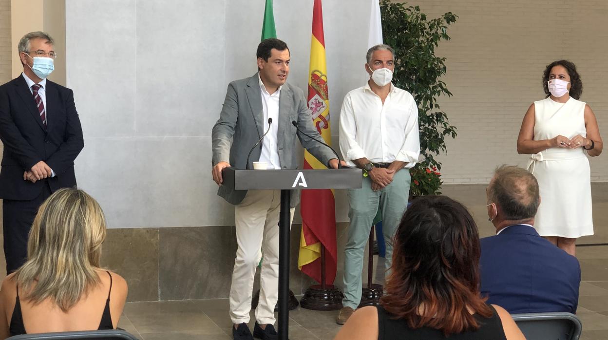 El presidente Juanma Moreno durante la recepción de la obra con el alcalde José María García Urbano y el consejero de Presidencia Elías Bendodo