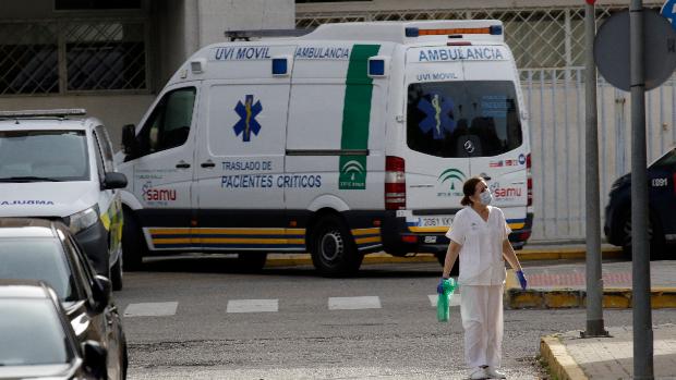 Trasladan en helicóptero a una trabajadora de un supermercado tras un fuerte golpe