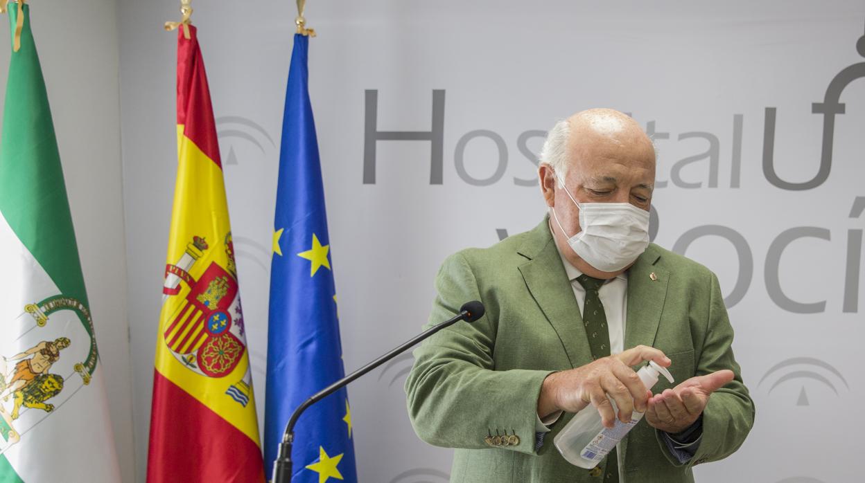 El consejero de Salud y Familias, Jesús Aguirre, se lava las manos con hidrogel en una rueda de prensa