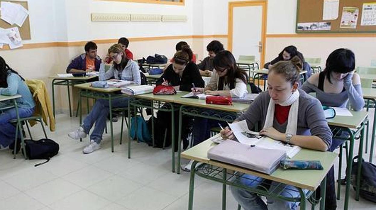 Imagen de archivo de alumnos en un aula antes de la pandemia