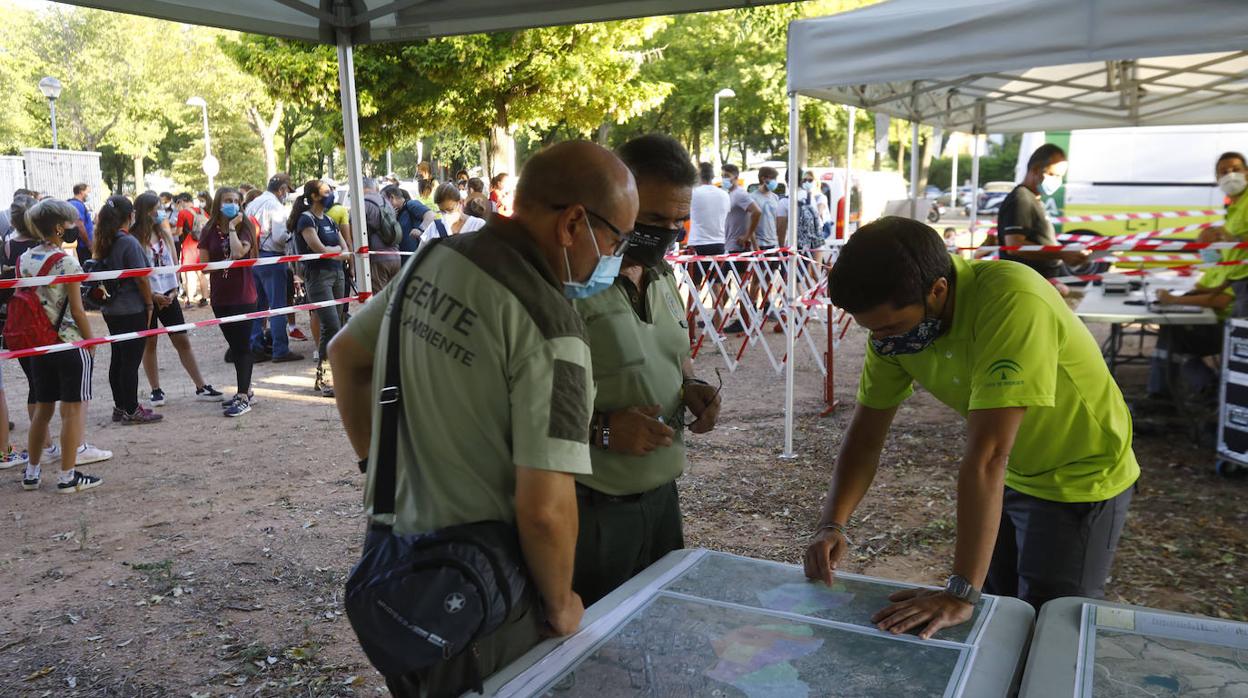 Agentes de Medio Ambiente atienden a las explicaciones