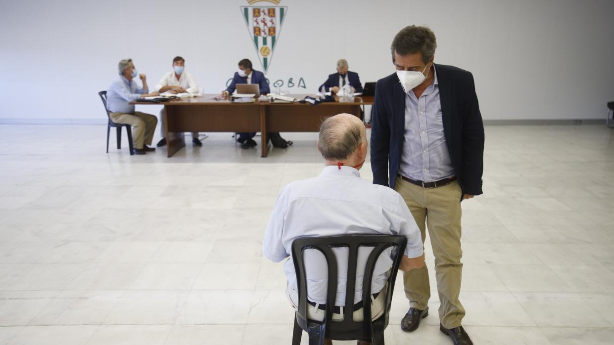 Carlos González, en El Arcángel, antes de la celebración de la Junta General de accionistas