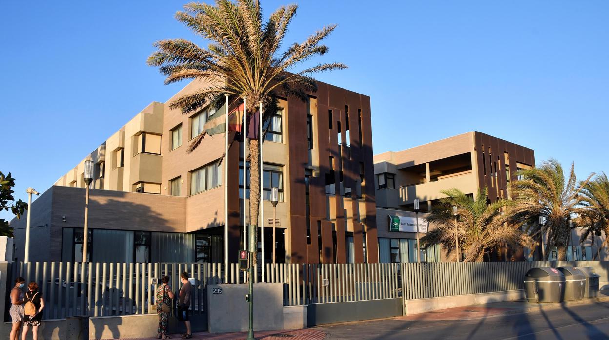 Vista exterior de la residencia de mayores «El Zapillo», en Almería