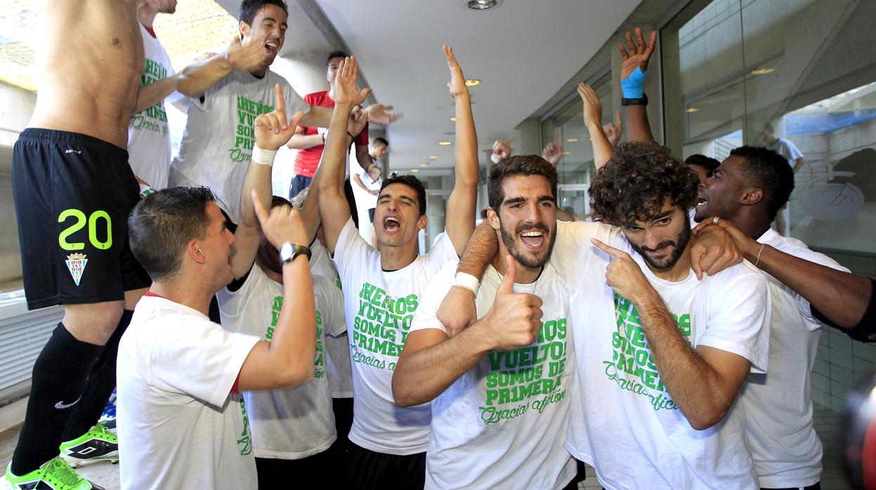 El central cordobés Bernardo Cruz en la celebración del ascenso a Prim era con su hermano