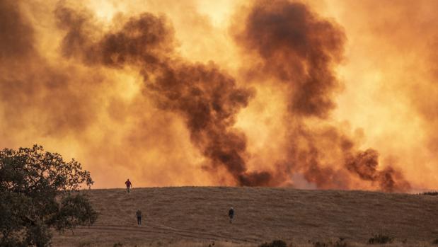 La Junta eleva el nivel de alerta y Defensa activa la UME ante la virulencia del fuego en Almonaster