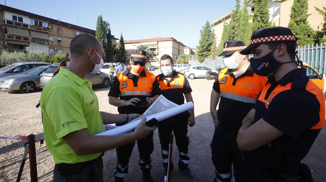 Varios agentes atienden a las indicaciones de un miembro de Emergencias