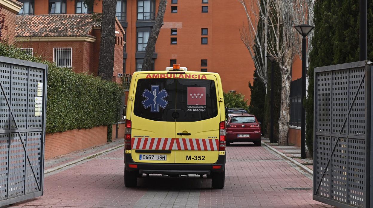 Una ambulancia accede a una residencia de ancianos