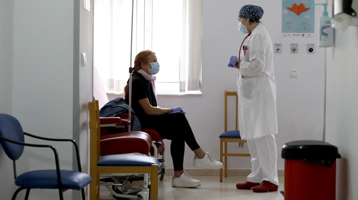 Una doctora habla con una paciente en una habitación del hospital de la Cruz Roja