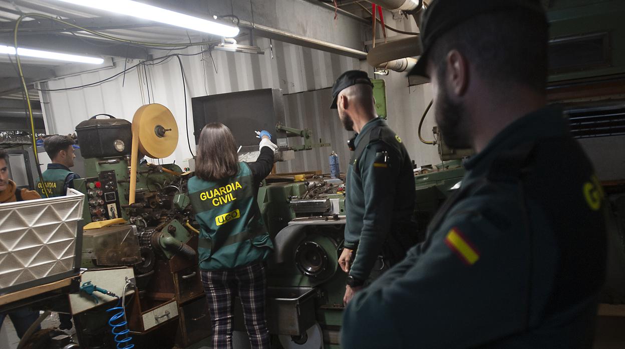 La Guardia Civil interviene en una fábrica ilegal de tabaco en Málaga