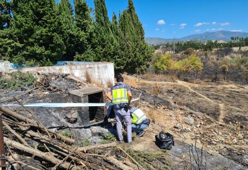 La Policía Nacional en el lugar donde se originó el incendio