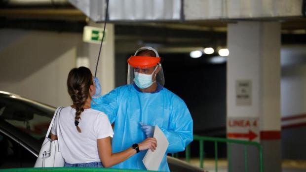 Casi 1.000 contagios de coronavirus y 7 muertos: Andalucía bate dos récords diarios