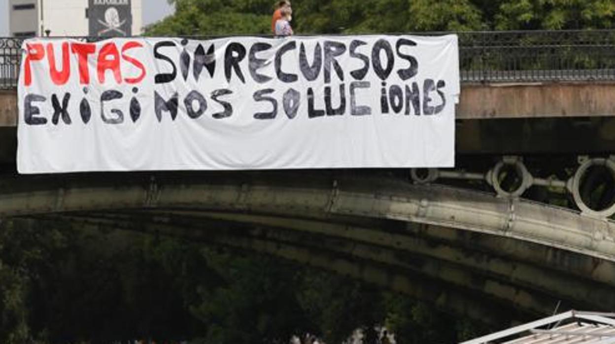 Cartel de las trabajadoras sexuales en el puente de Triana de Sevilla