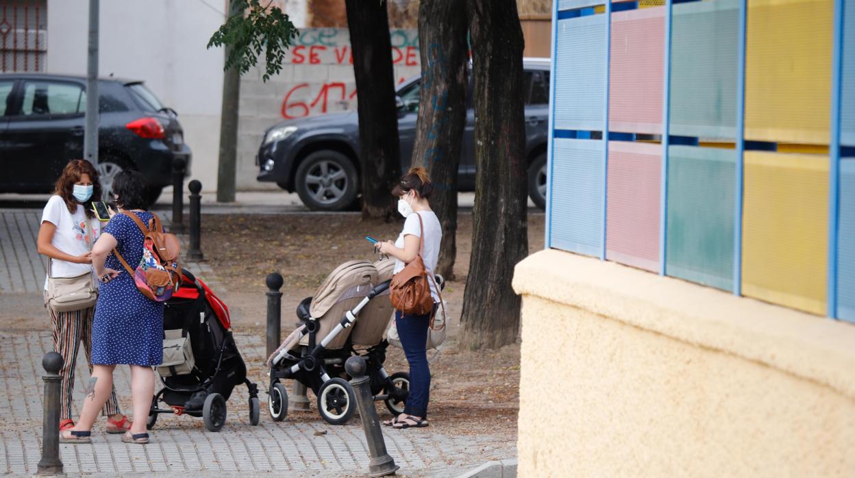 Madres en el entorno de una guardería en el inicio este martes de la actividad en la educación infantil