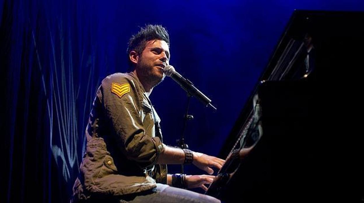 Pablo López en uno de sus conciertos sentado al piano