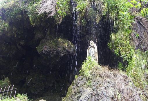 Virgen de Lourdes presidiendo la cueva