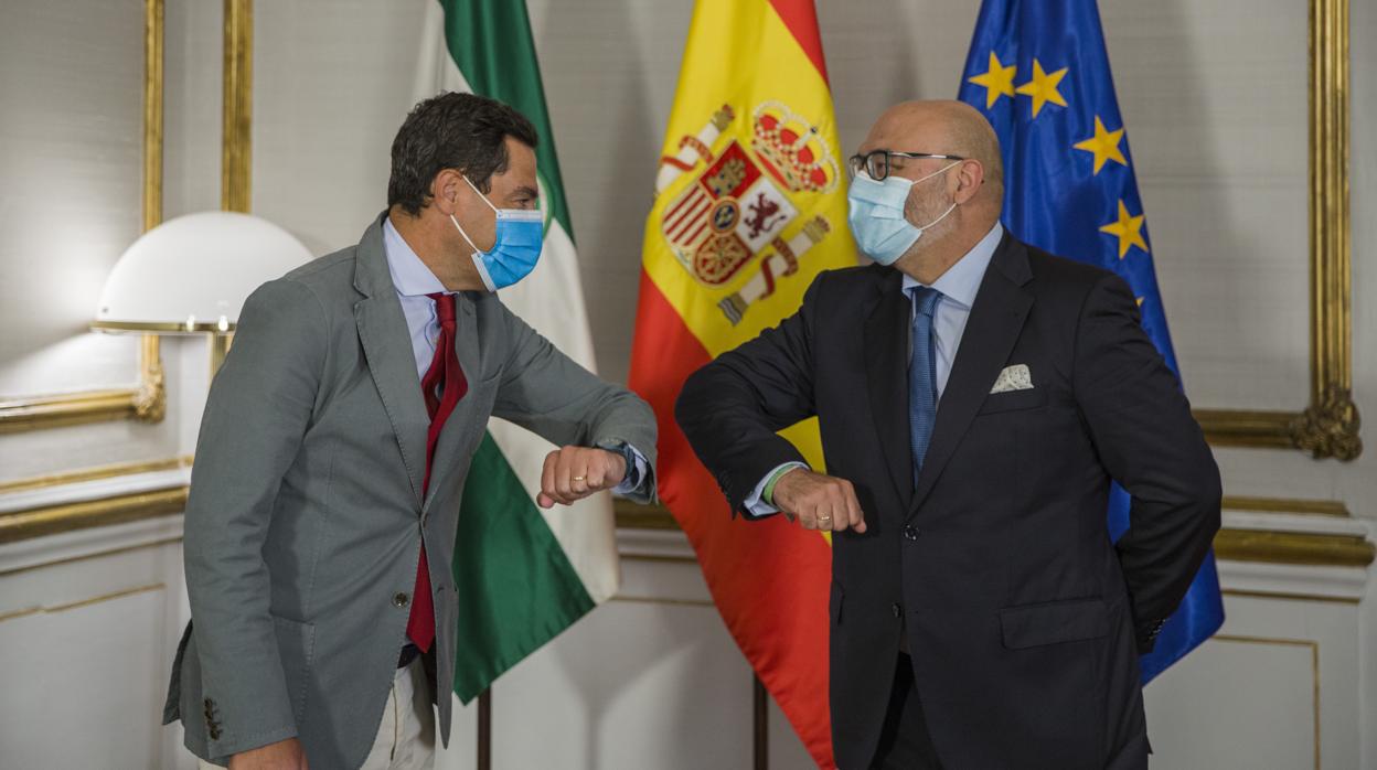 Juanma Moreno saluda al portavoz de Vox Alejandro Hernández ayer en el pàlacio de San Telmo