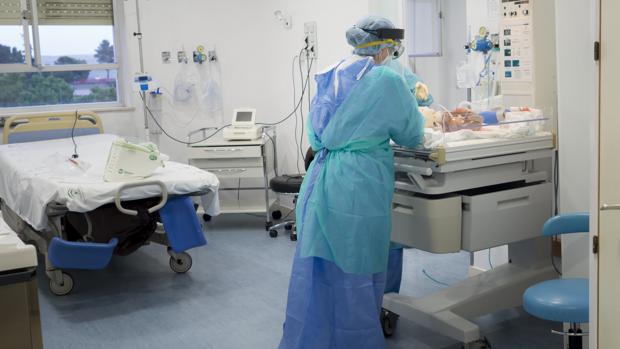 El Hospital Reina Sofía de Córdoba atiende con éxito el primer parto inducido de una madre con Covid-19  