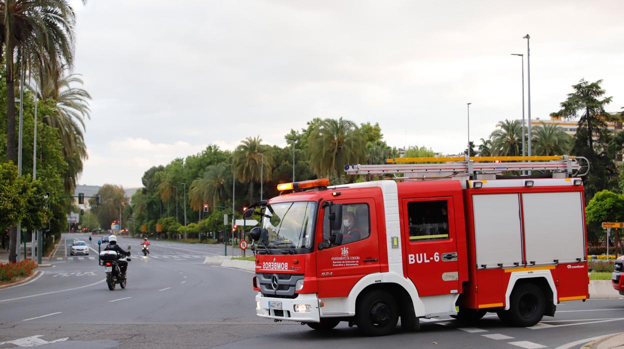 Un camión de bomberos de Córdoba en la avenida Vallellano