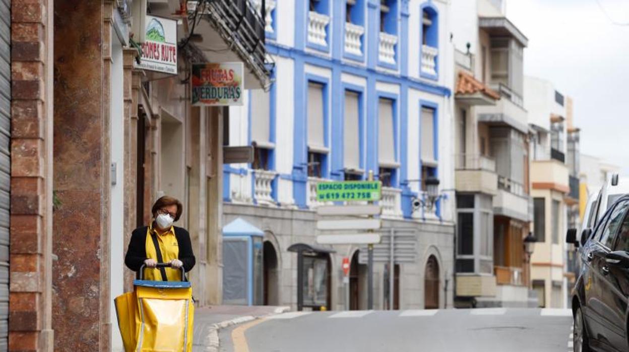 Una cartera transita por una calle de Rute vacía el pasado 20 de abril