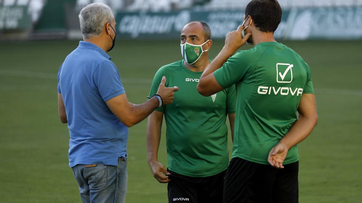 Juan Sabas, dialogando con Miguel Valenzuela durante el entrenamiento del sábado