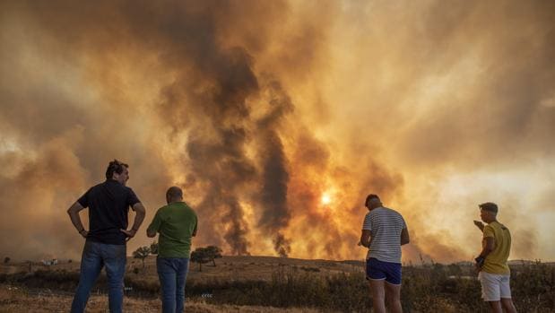 El fuego condena a la Cuenca Minera de Huelva donde arde sobre quemado