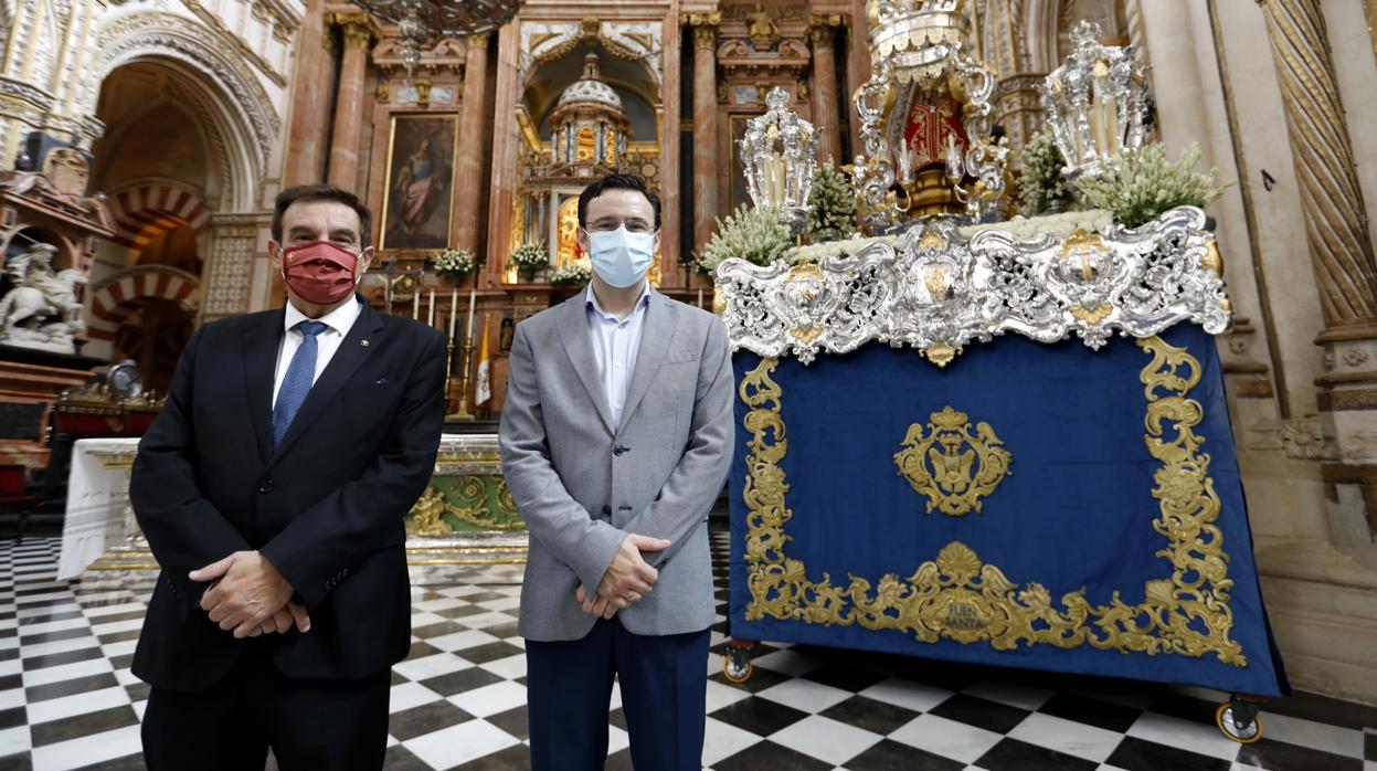 Francisco Gómez Sanmiguel y Emilio León junto al paso de la Fuensanta