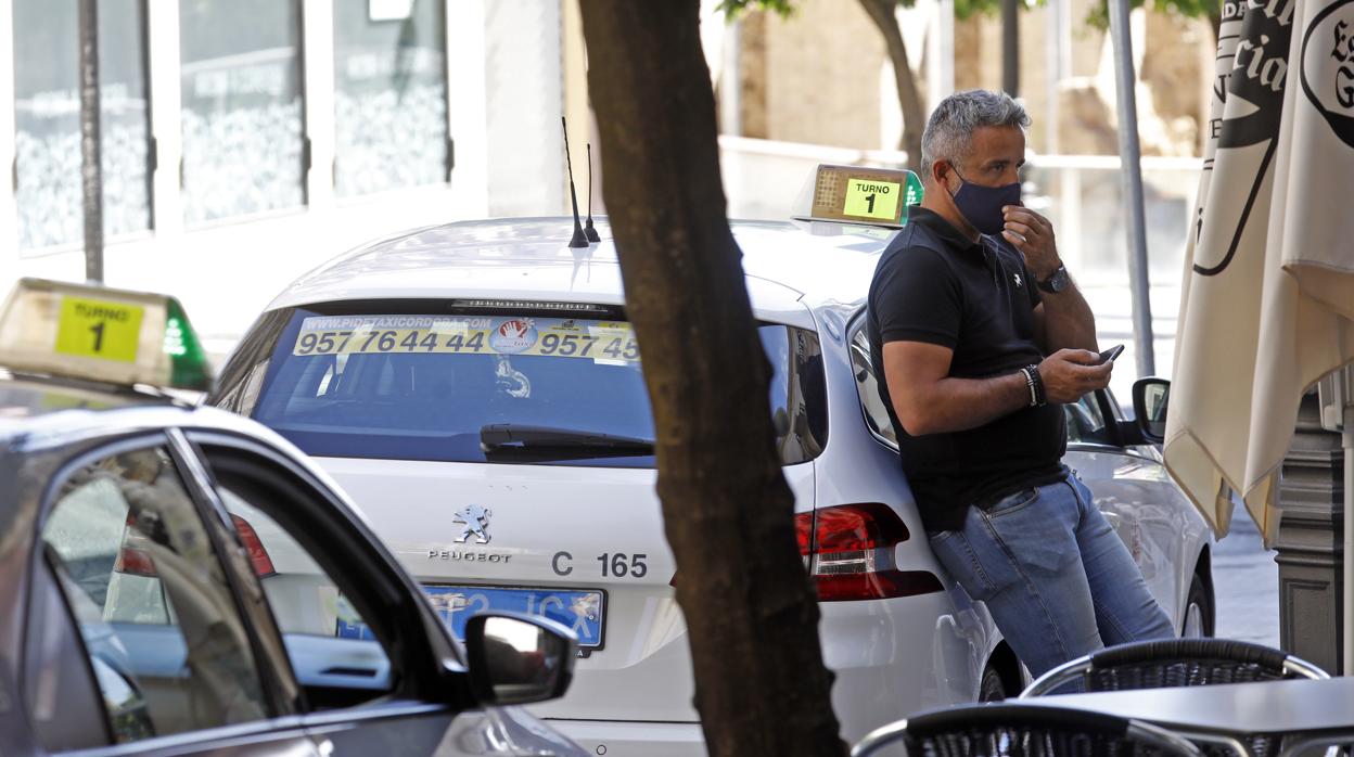 Un taxista a la espera de clientes en Córdoba