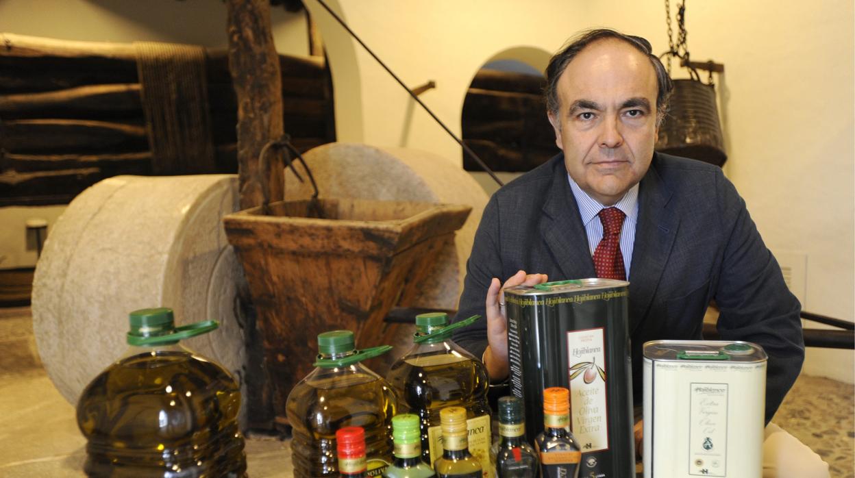 Antonio Luque, con ditintos envases de aceite de oliva