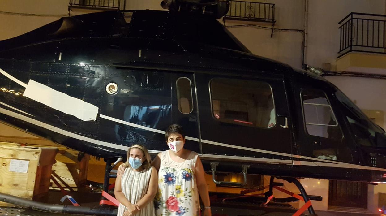 Dos vecinas de la localidad posan con el helicóptero