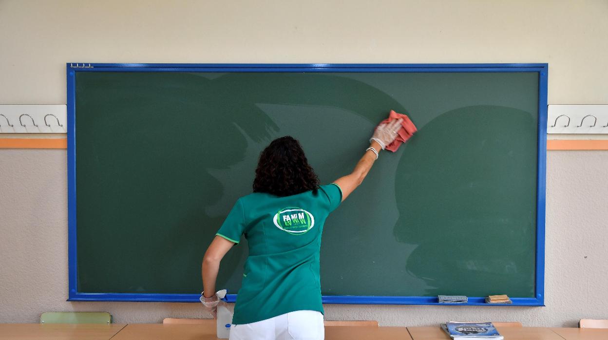 Una trabajadora de la limpieza en plena puesta a punto de un colegio de Almería