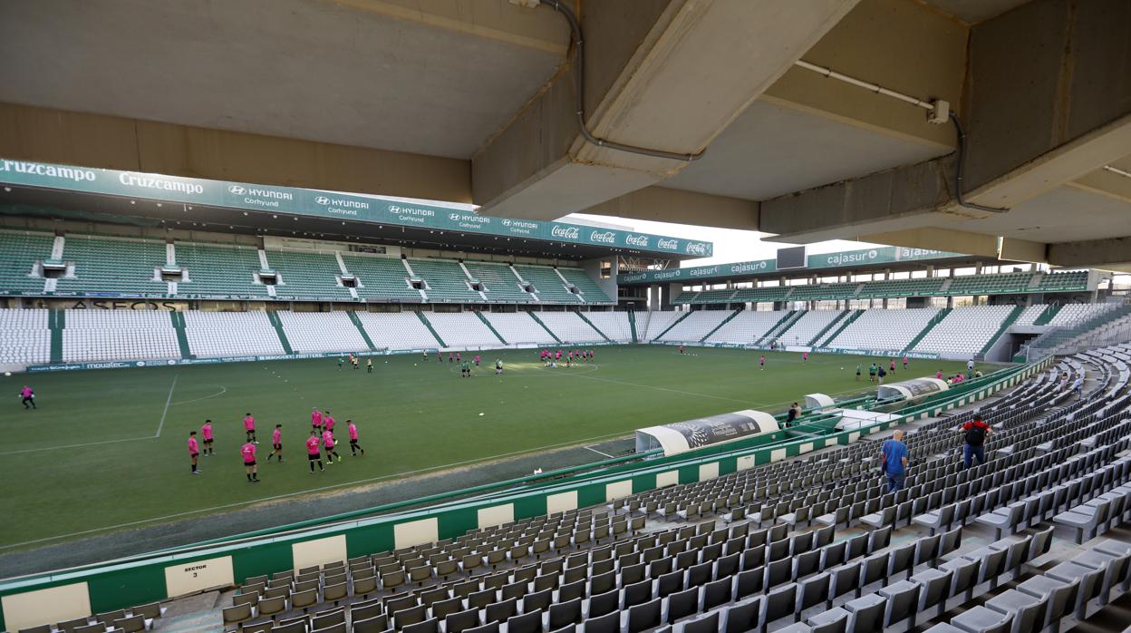 La plantilla del Córdoba CF, mientras prepara el partido de este sábado ante el filial en El Arcángel