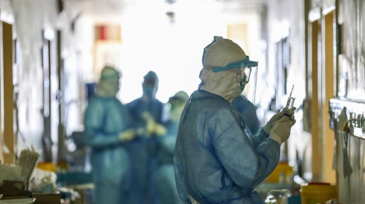 Imagen de archivo de sanitarios en un hospital